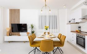 Golden Smile Apartment